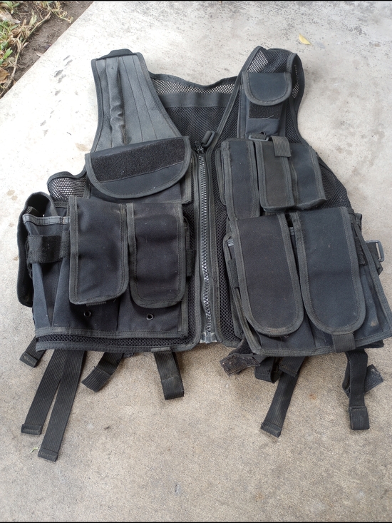 No Brand Other - Black Tactical Utility Vest with Multiple Pouches. Size Medium.